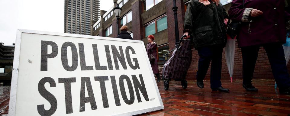 Les bureaux de vote fermeront à 22h au Royaume-Uni (23h en Suisse) [Reuters - Lisi Niesner]