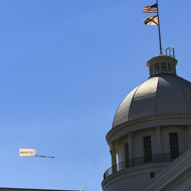 L'Etat d'Alabama a promulgué une loi interdisant l'avortement, la plus restrictive du pays. Pendant ce temps, près du Capitole, une banderole mentionnant "l'avortement est ok" flottait dans les airs. [AFP - JULIE BENNETT / GETTY IMAGES NORTH AMERICA]