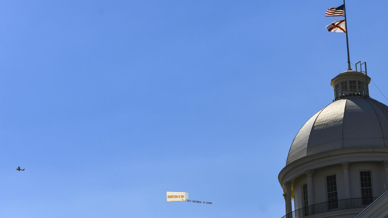 L'Etat d'Alabama a promulgué une loi interdisant l'avortement, la plus restrictive du pays. Pendant ce temps, près du Capitole, une banderole mentionnant "l'avortement est ok" flottait dans les airs. [AFP - JULIE BENNETT / GETTY IMAGES NORTH AMERICA]