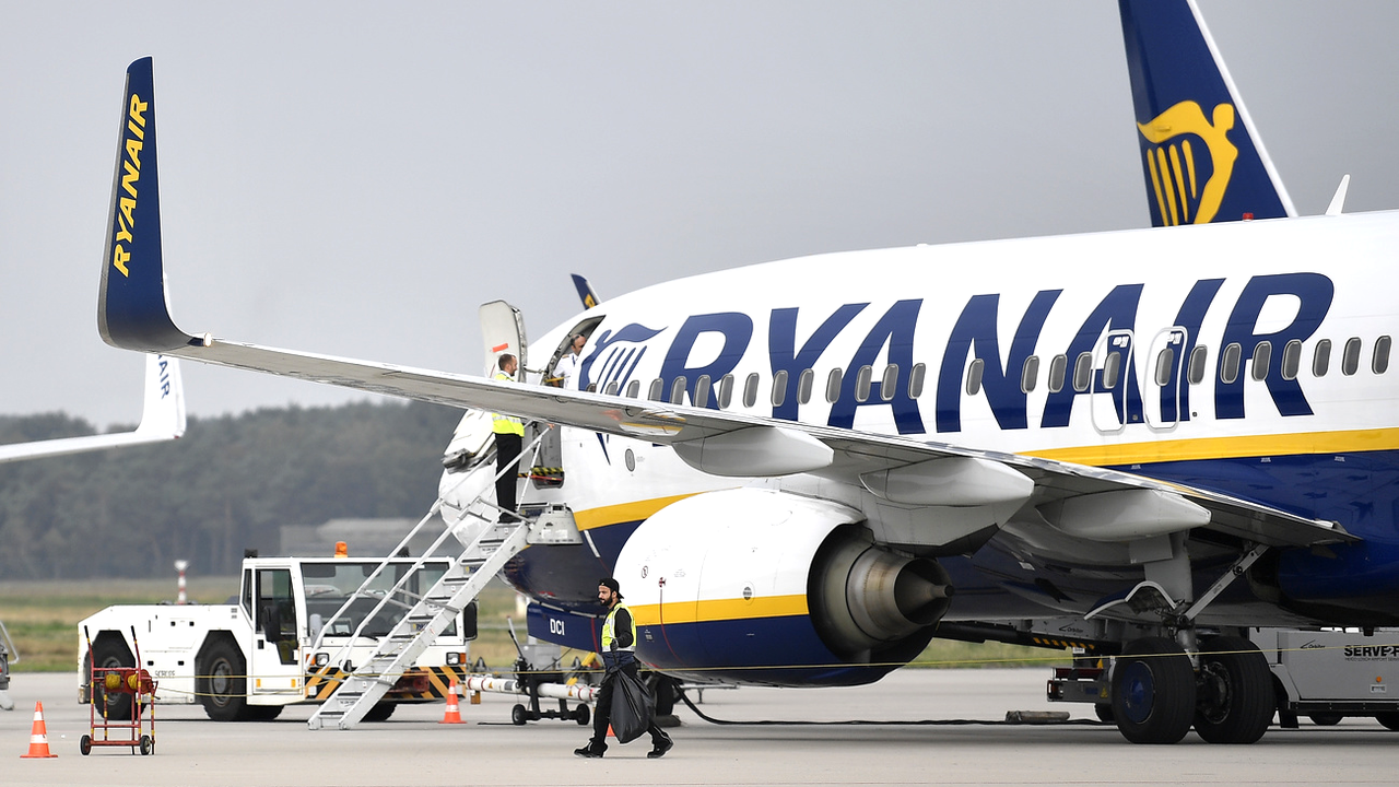 Ryanair a annoncé des centaines de suppressions d'emplois parmi les équipages. [AP/Keystone - Martin Meissner]