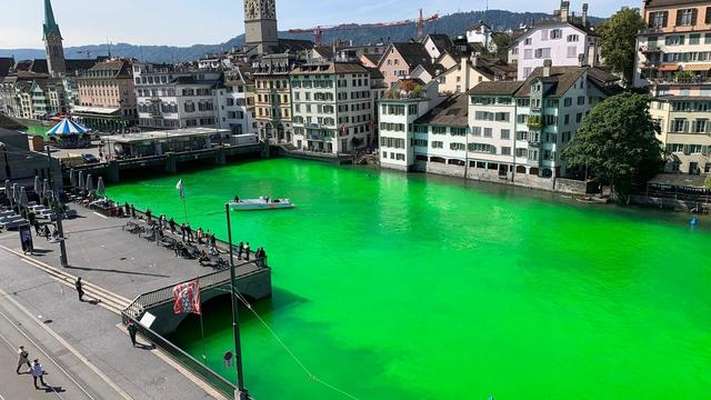 La Limmat colorée de vert. [Keystone - Stadtpolizei Zurich]