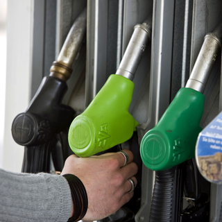 Le prix de l’essence pourrait augmenter en Suisse au nom de la lutte contre le changement climatique.. [Martin Rütschi]