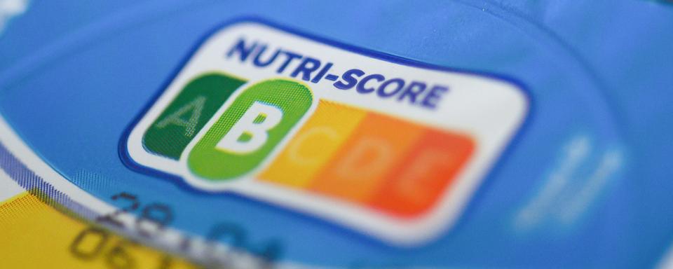 Le système volontaire d'étiquetage nutritionnel, du nom de Nutri-Score, est apposé sur la face avant des emballages: il permet de classifier les aliments et boissons selon leur profil nutritionnel grâce à des couleurs allant du vert foncé (lettre A) au rouge (lettre E). [Keystone/dpa - Christophe Gateau]