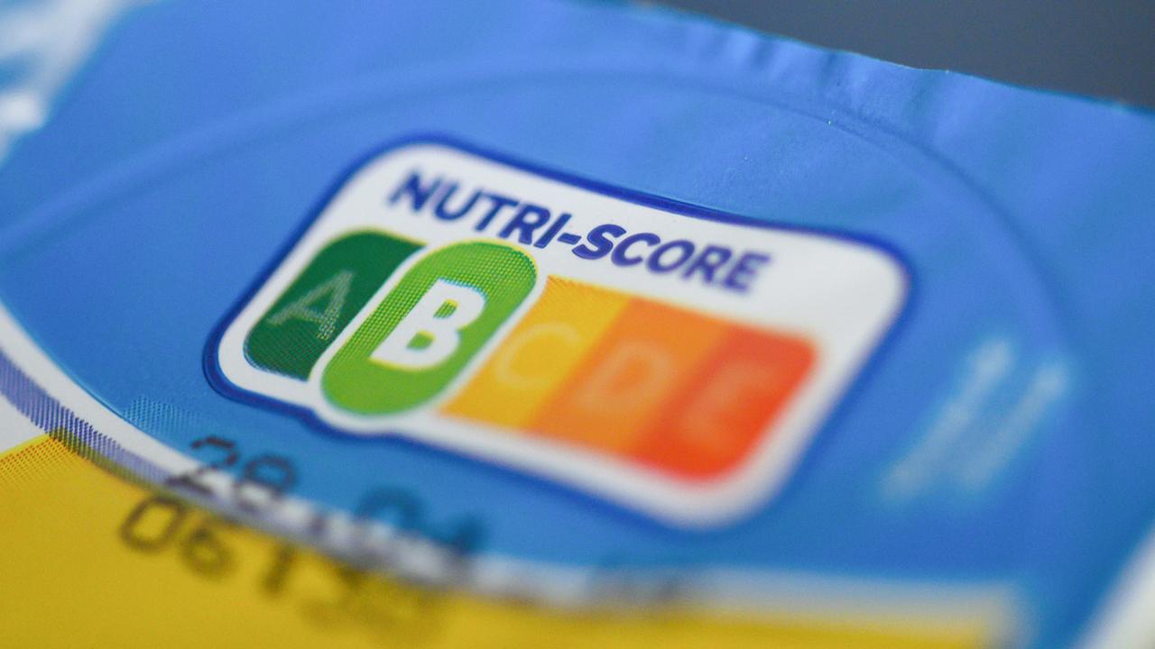 Le système volontaire d'étiquetage nutritionnel, du nom de Nutri-Score, est apposé sur la face avant des emballages: il permet de classifier les aliments et boissons selon leur profil nutritionnel grâce à des couleurs allant du vert foncé (lettre A) au rouge (lettre E). [Keystone/dpa - Christophe Gateau]