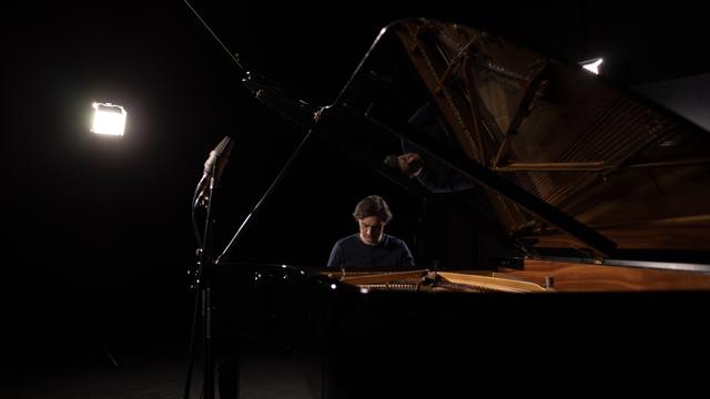 Le pianiste Ivan Ilić décrypte et interprète des chefs-dʹœuvre traversant trois siècles dʹhistoire du clavier. [RTS - Nicolas Meyer]