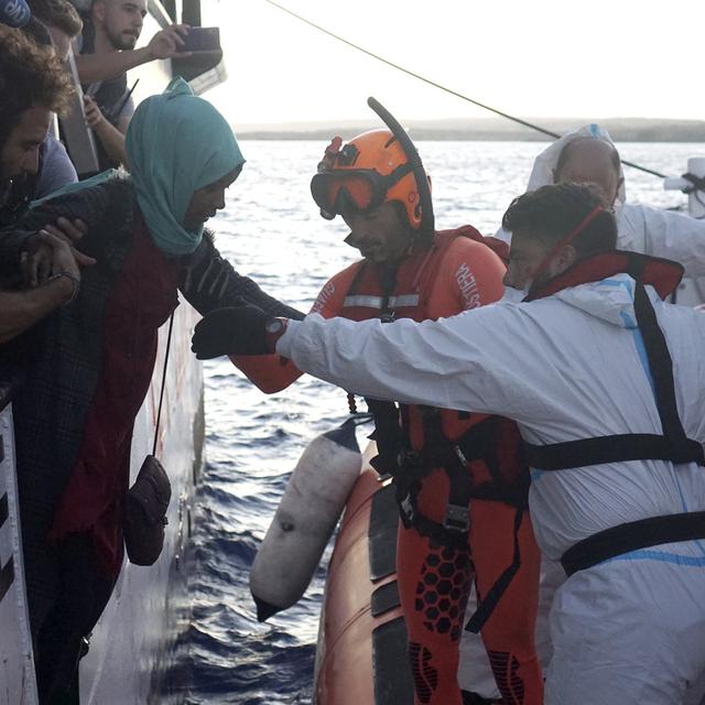 Six pays sont prêts à accueillir une partie des migrants embarqués sur le navire Open Arms. [AP-Photo - Francisco Gentico]