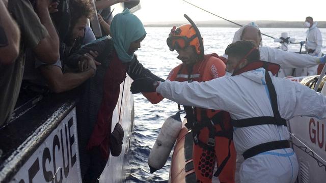 Six pays sont prêts à accueillir une partie des migrants embarqués sur le navire Open Arms. [AP-Photo - Francisco Gentico]