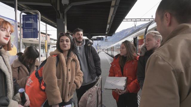 Face à Mathias Reynard (PS/VS), de jeunes Valaisans de retour de leur rencontre avec Greta Thunberg en Suède. [RTS - DR]