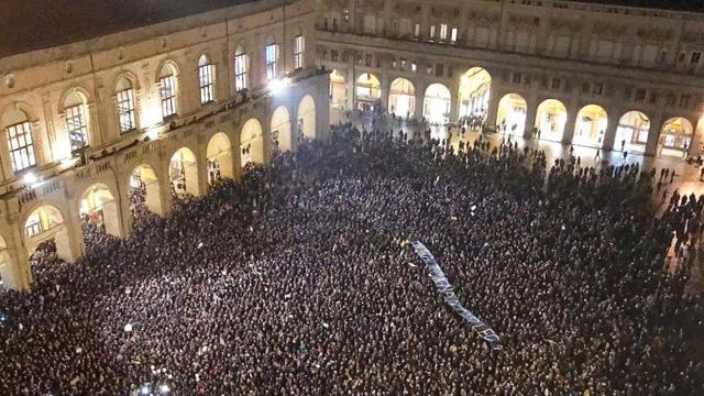 Une photographie aérienne du premier rassemblement des sardines à Bologne, publiée sur la page "L'archipel des sardines".