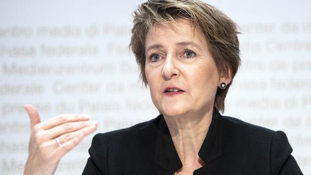 La ministre des transports Simonetta Sommaruga souhaite que 1,3 milliard de francs supplémentaires soient affectés à l'entretien du réseau ferroviaire ces prochaines années. [Keystone - Peter Schneider]