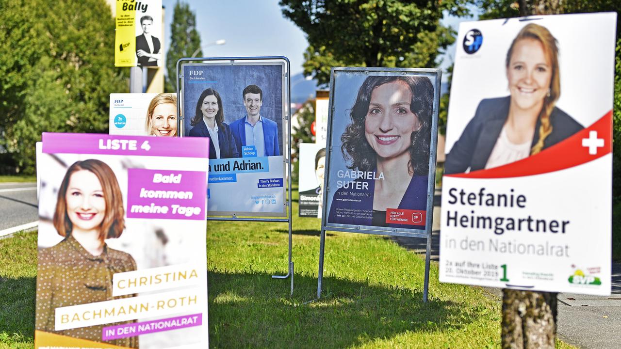 Les affiches de campagne des candidats de plusieurs grands partis au Conseil national, photographiées à Maegenwil (AG). [Keystone - Walter Bieri]