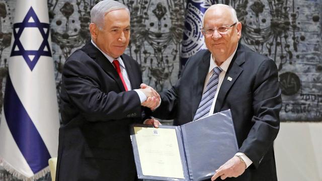 Benjamin Netanyahu chargé de former un gouvernement par le président Reuven Rivlin. [Keystone - EPA/Abir Sultan]