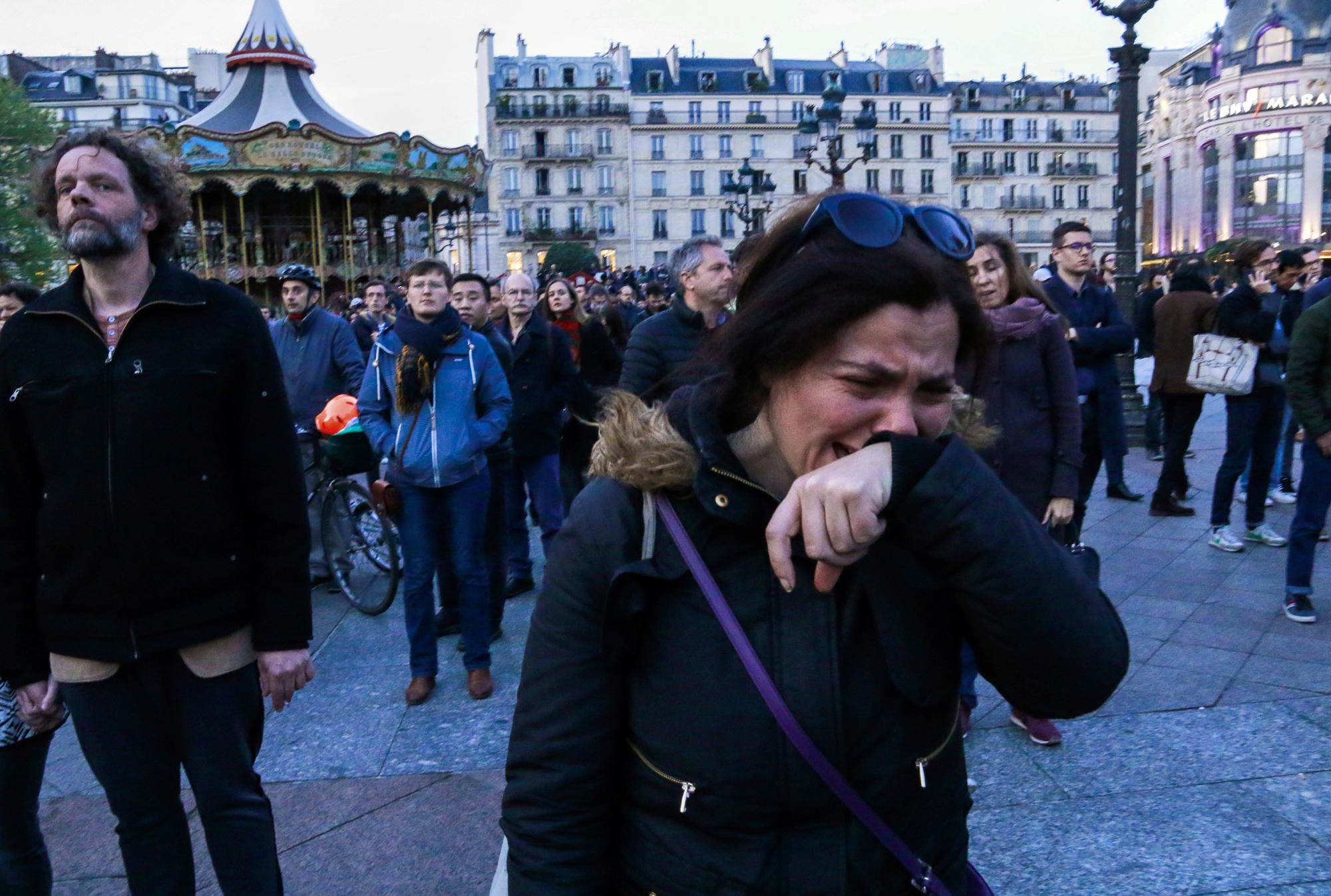 Emotion à Paris le 15 avril 2019 sur l'esplanade de l'Hôtel-de-Ville, en face de Notre-Dame dévorée par les flammes. [AFP]