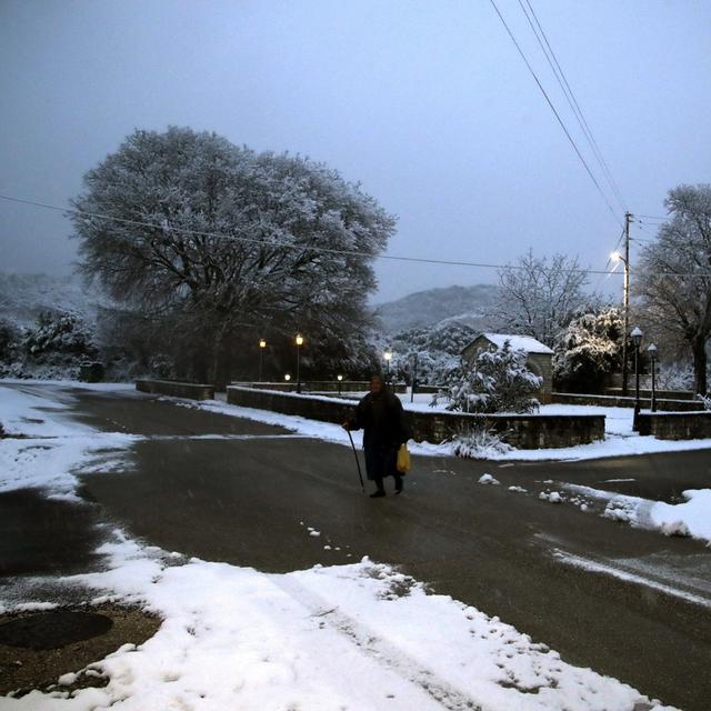 Scène inhabituelle dans le village de Myrofdani dans le nord de la Grèce. [AP - THANASSIS STAVRAKIS]