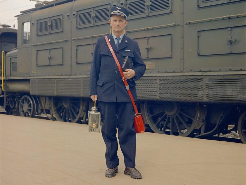 Le sac rouge des chefs de train, 1937. [CFF HISTORIC, 1964 - Anonyme]