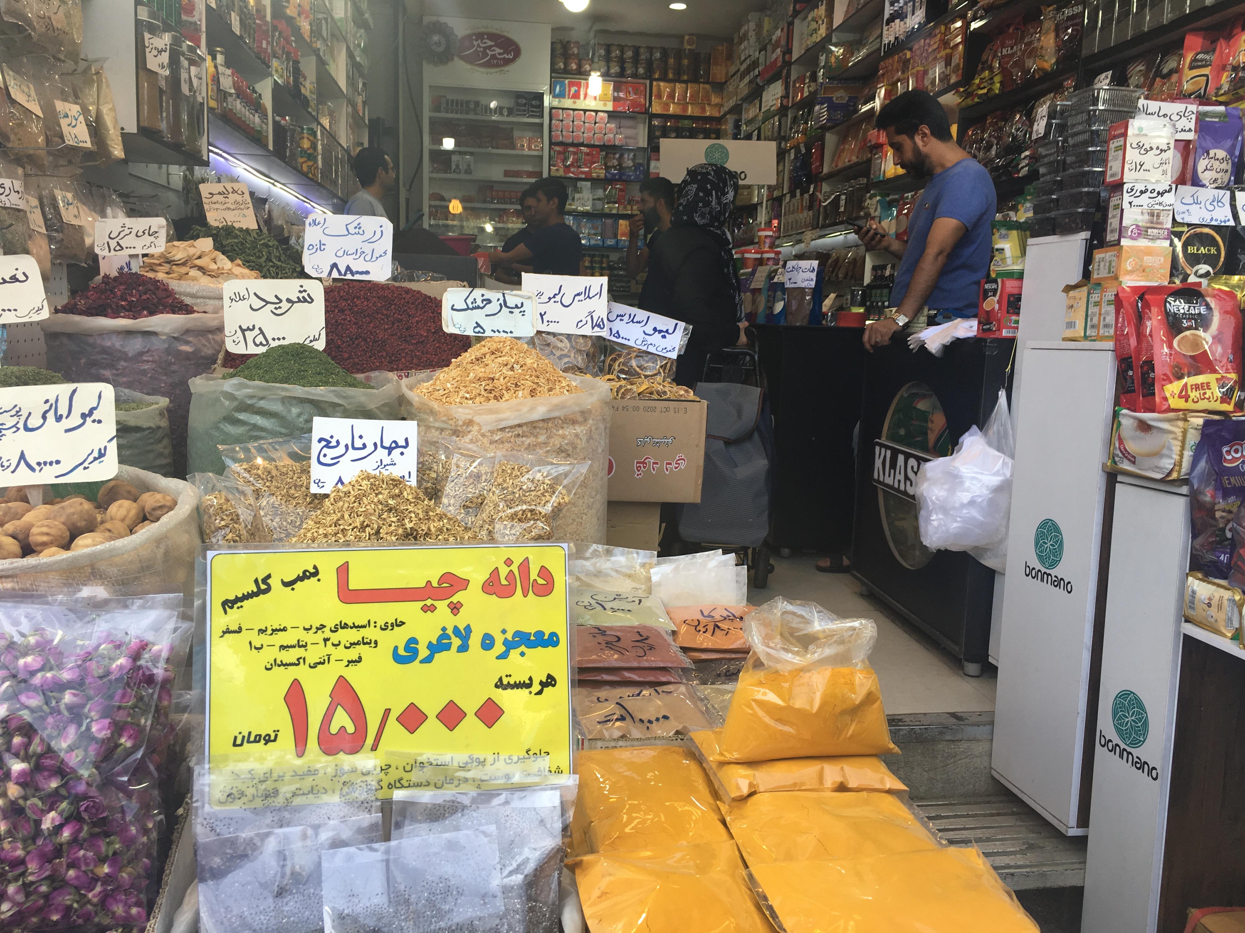 Une boutique de Téhéran affiche le prix des denrées alimentaires de base qui ont fortement augmenté. [RTS - Anouk Henry]