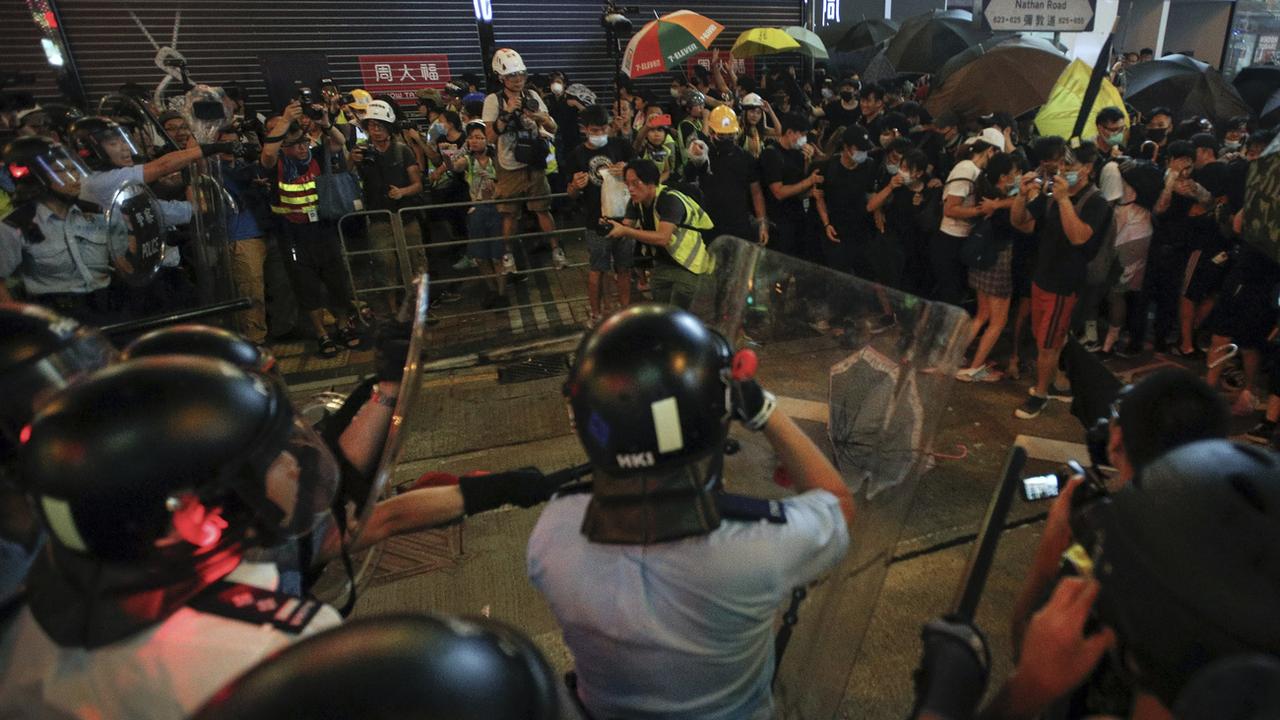 La police a chargé des manifestants à Hong Kong. [AP Photo/Keystone - Andy Wong]