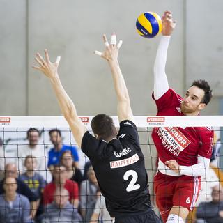 Le joueur soleurois Milos Culafic, gauche, en action contre le joueur lausannois Bjoern Hoehne, droite, lors de la 2e rencontre des 1/2 finale de Play-off de Volleyball LNA. [Keystone - Jean-Christophe Bott]