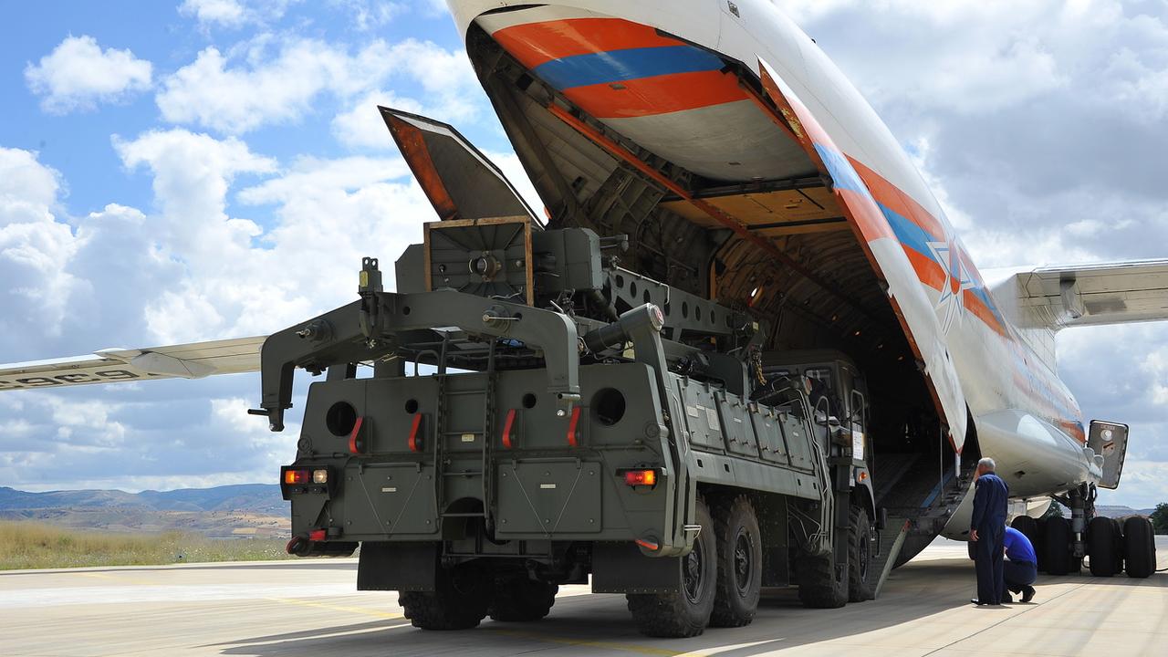 Un avion cargo militaire russe transporte des parties de missiles S-400 achetés par la Turquie. Ankara, le 12 juillet 2019. [Keystone - Turkish Defence Ministry press office]