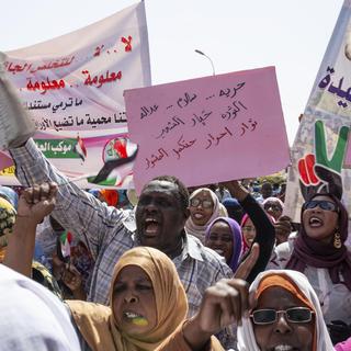Les protestataires ont manifesté pacifiquement aux abord du QG de l'armée à Karthoum. [AP/Keystone - Salih Basheer]