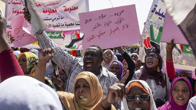 Les protestataires ont manifesté pacifiquement aux abord du QG de l'armée à Karthoum. [AP/Keystone - Salih Basheer]