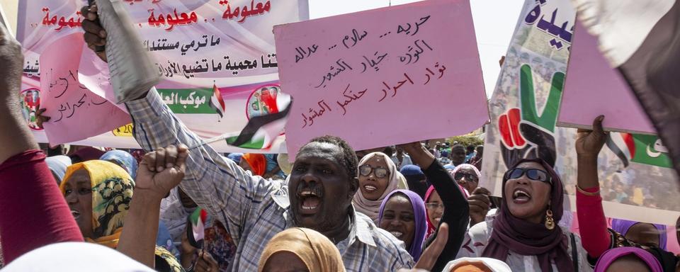 Les protestataires ont manifesté pacifiquement aux abord du QG de l'armée à Karthoum. [AP/Keystone - Salih Basheer]