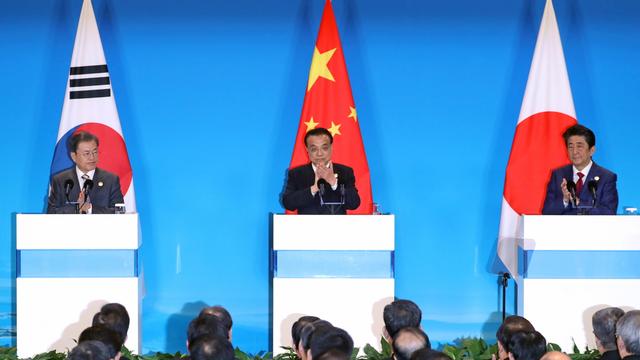 Le président sud-coréen, le Premier ministre chinois et son homologue japonais à Chengdu (Chine), le 24 décembre 2019. [Keystone - Yonhap]