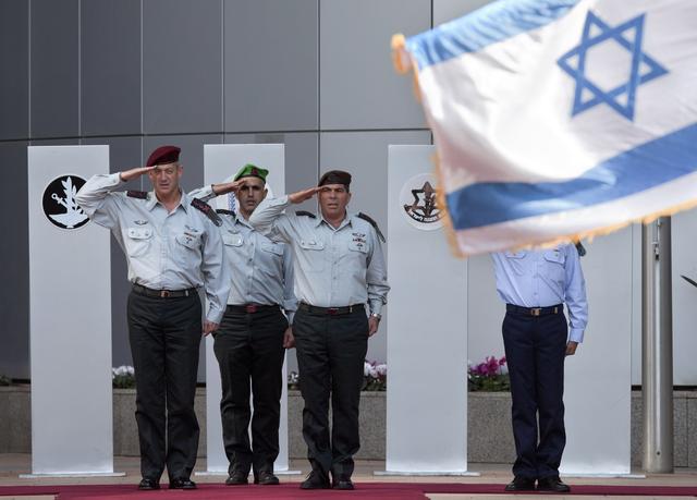 Les anciens Chefs d'Etat-Major Benny Gantz (gauche) et Gabi Ashkenazi (droite) se sont lancés dans la politique après leur carrière militaire. [Keystone - Oded Balilty]