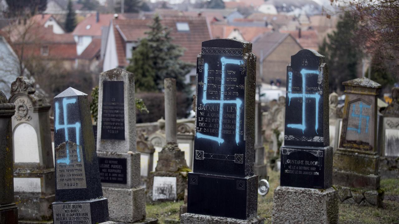 Des tombes profanées dans le cimetière juif de Quatzenheim, ce 19 février 2019. [AP - JEAN-FRANCOIS BADIAS]