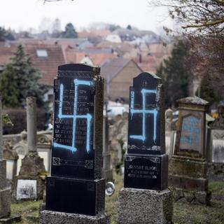 Des tombes profanées dans le cimetière juif de Quatzenheim, ce 19 février 2019. [AP - JEAN-FRANCOIS BADIAS]