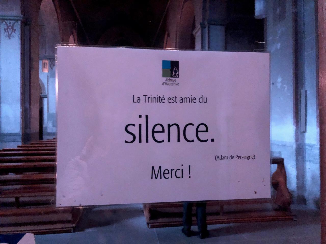 Un panneau dans l'abbaye d'Hauterive. [RTS - Caroline Stevan]