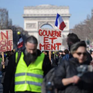 Des manifestants des "gilets jaunes" défilent le 16 février sur les Champs Elysées, à Paris. [AFP - Eric FEFERBERG]