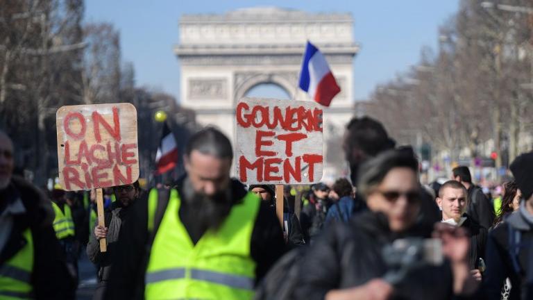 Des manifestants des "gilets jaunes" défilent le 16 février sur les Champs Elysées, à Paris. [AFP - Eric FEFERBERG]