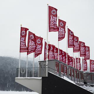 Des drapeaux flottent à Are, en Suède. [Keystone - Jean-Christophe Bott]