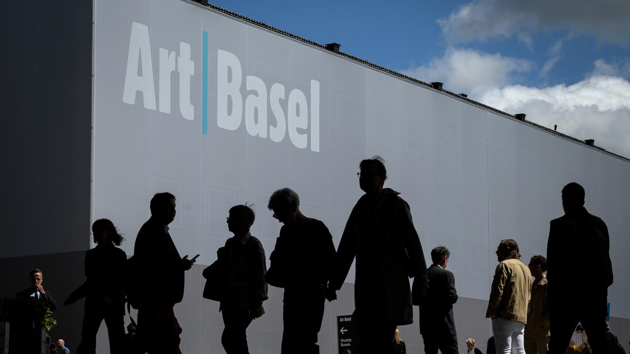 Des visiteurs arrivent à Art Basel en juin 2019, la plus grande foire d'art contemporain. [AFP - FABRICE COFFRINI]