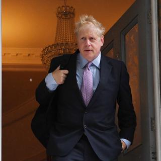 Boris Johnson dans l'entrée de sa maison au sud de Londres. [Keystone - Facundo Arrizabalaga]