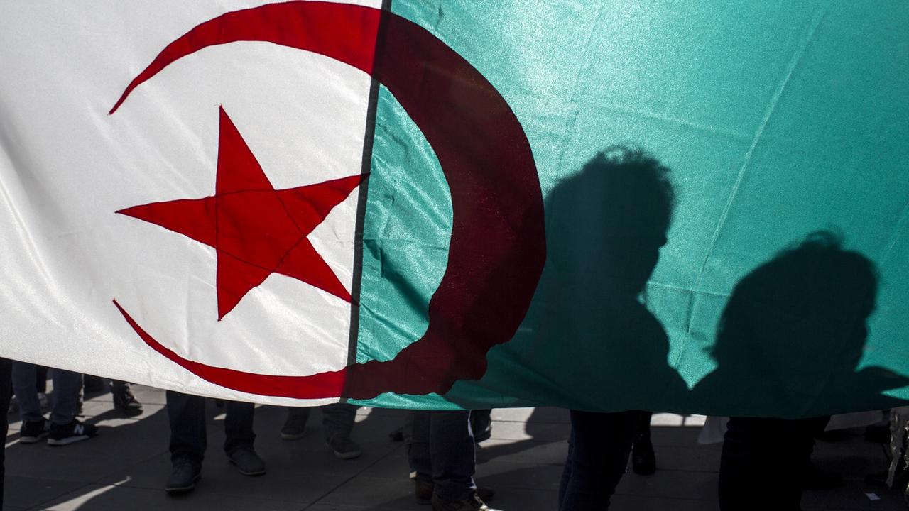 C'est changement de Constitution qui ouvrira la voie à l'élection d'un nouveau chef de l'Etat algérien. [AP/Keystone - Rafael Yaghobzadeh]