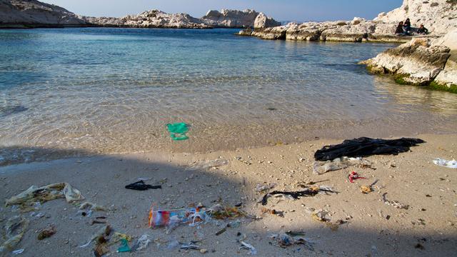 Déchets rejetés sur le rivage dans une calanque sur l'île de Pomègues, près de Marseille. [Hemis/AFP - Michel Cavalier]