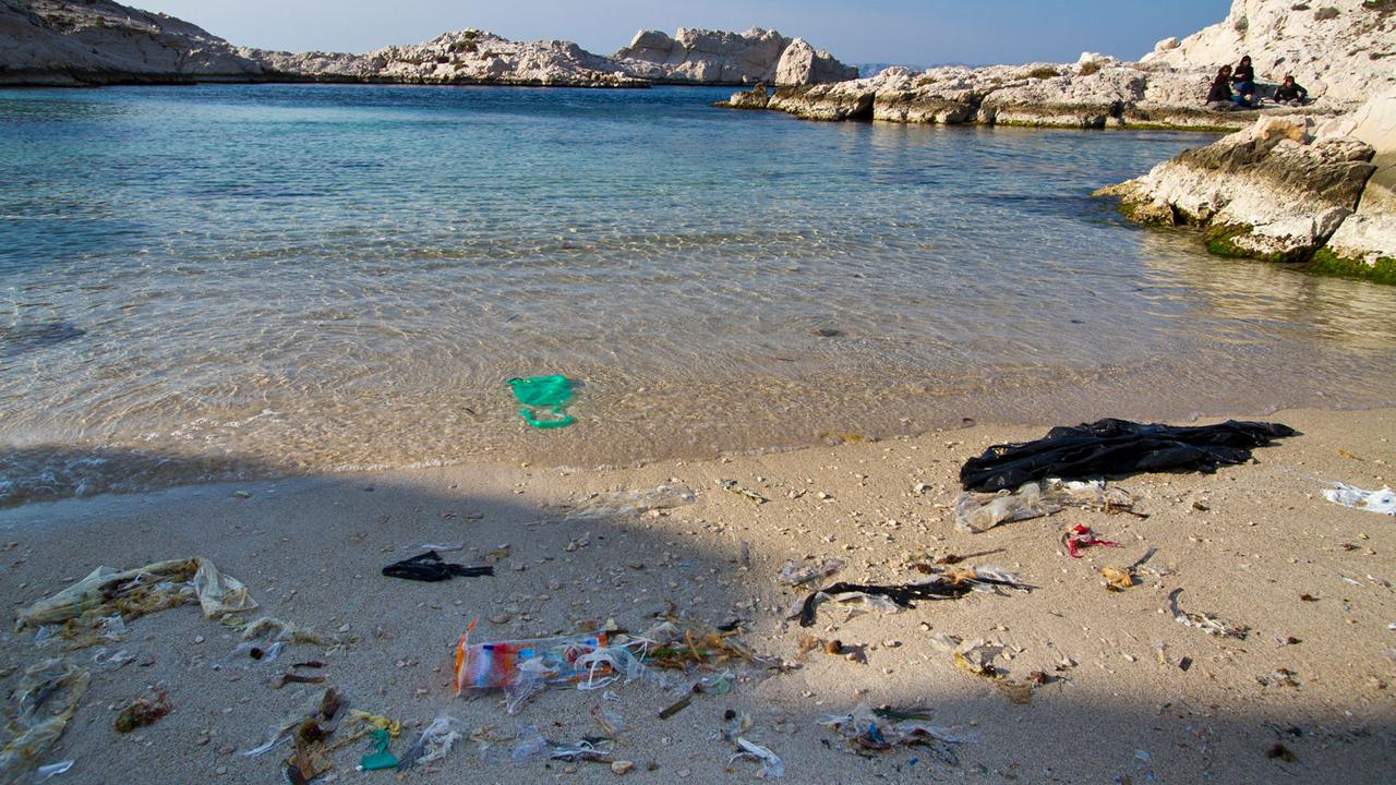 Déchets rejetés sur le rivage dans une calanque sur l'île de Pomègues, près de Marseille. [Hemis/AFP - Michel Cavalier]