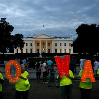 Des manifestants brandissent des lettres formant l'expression "No war" ("Pas de guerre"), ce jeudi soir 20 juin devant la Maison Blanche à Washington. [AP Photo - Jacquelyn Martin]