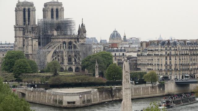 L'arrière de Notre-Dame endommagé. [EPA/Keystone - Christophe Petit Tesson]