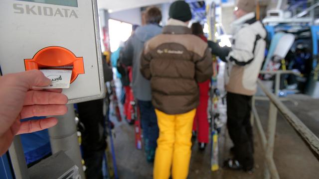 Un portail d'accès Skidata dans la station de Crans-Montana. [Keystone - Olivier Maire]