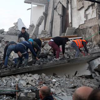 Les secours s'affairent dans les décombres d'un immeuble effondré à Thumane, en Albanie [Epa - Malton Dibra]