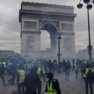 Vives tensions au coeur de Paris lors du 18e épisode de manifestations des "gilets jaunes". [AFP - Geoffroy van der Hasselt]