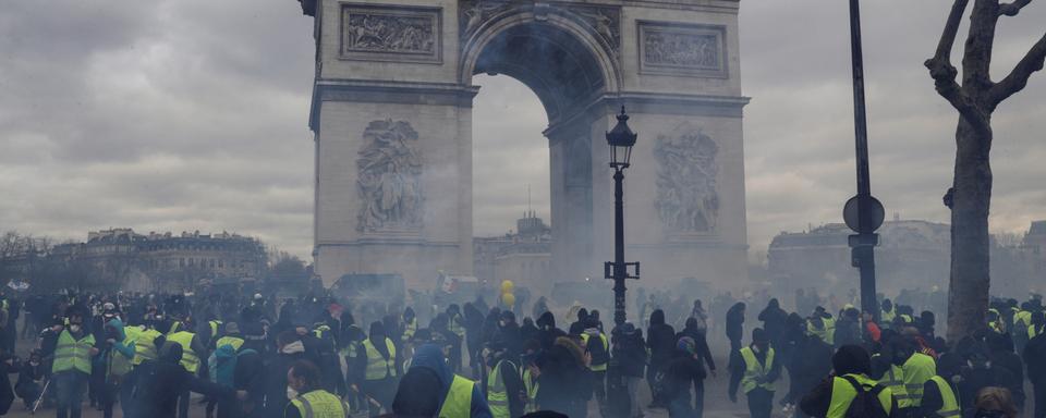 Vives tensions au coeur de Paris lors du 18e épisode de manifestations des "gilets jaunes". [AFP - Geoffroy van der Hasselt]