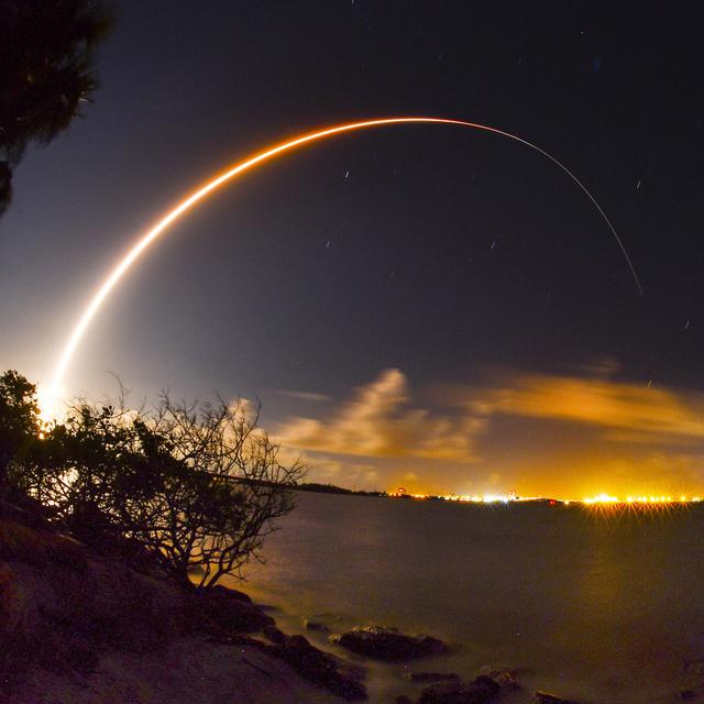 Lancement d'une fusée transportant un satellite depuis la base aérienne de Cap Canaveral en Floride. [AP/Keystone - Malcolm Denemark]