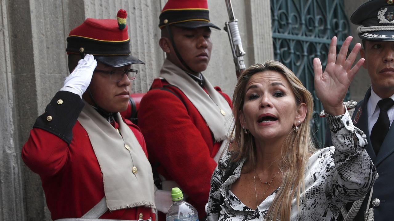 La sénatrice d'opposition Jeanine Añez, qui s'est proclamée présidente par intérim, arrive au Palais présidentiel de la Paz le 13 novembre. [Keystone - AP Photo]