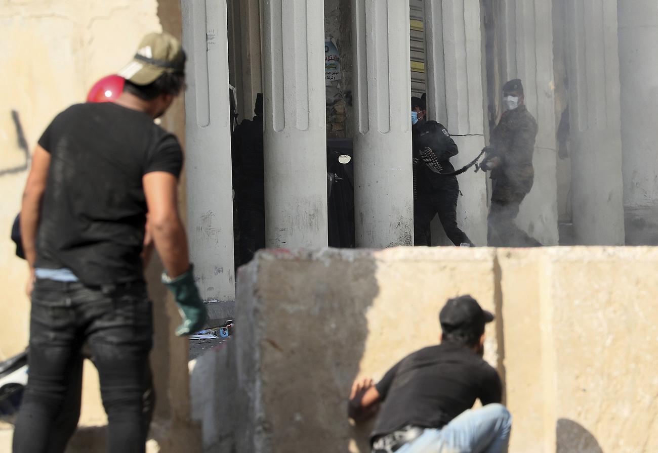 Les forces de l'ordre irakiennes tentent de disperser les manifestants à Bagdad, en Irak, le 7 novembre. [AFP - Hadi Mizban]