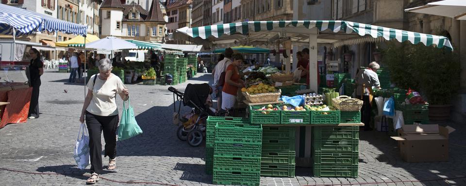 La place des Halles à Neuchâtel, un jour de marché. [Keystone - Gaetan Bally]