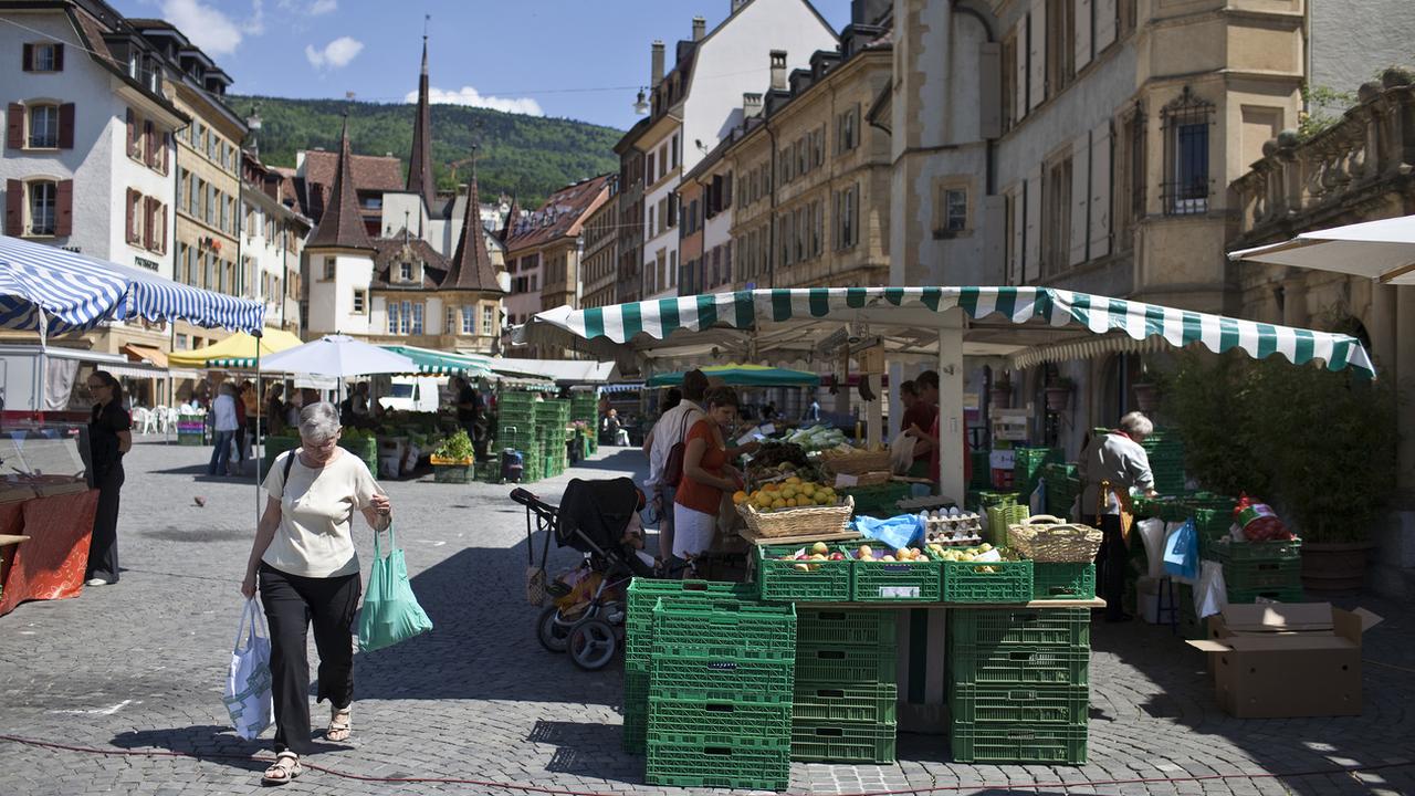 La place des Halles à Neuchâtel, un jour de marché. [Keystone - Gaetan Bally]